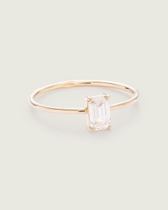 minimalistyczny-złoty-zaręczynowy-pierścionek-z-diamentem-emerald-szlif-szmaragdowy-jagg