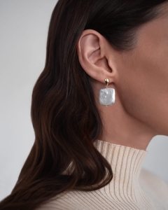 Eleganckie srebrne kolczyki sztyfty z naturalną perłą w kształcie kwadratu, pozłacane 24-karatowym złotem próby 925 o długości 3 cm – unikatowa i ponadczasowa biżuteria idealna na specjalne okazje oraz jako prezent jagg.