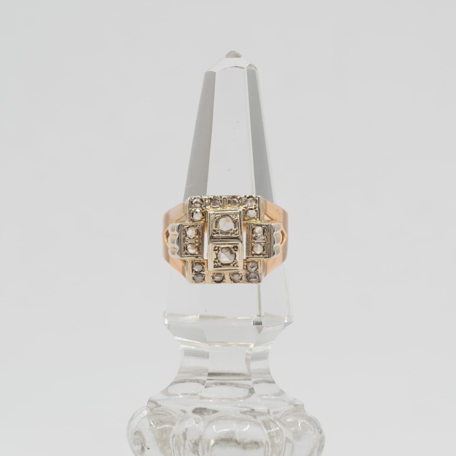 Złoty pierścionek tank z diamentami.